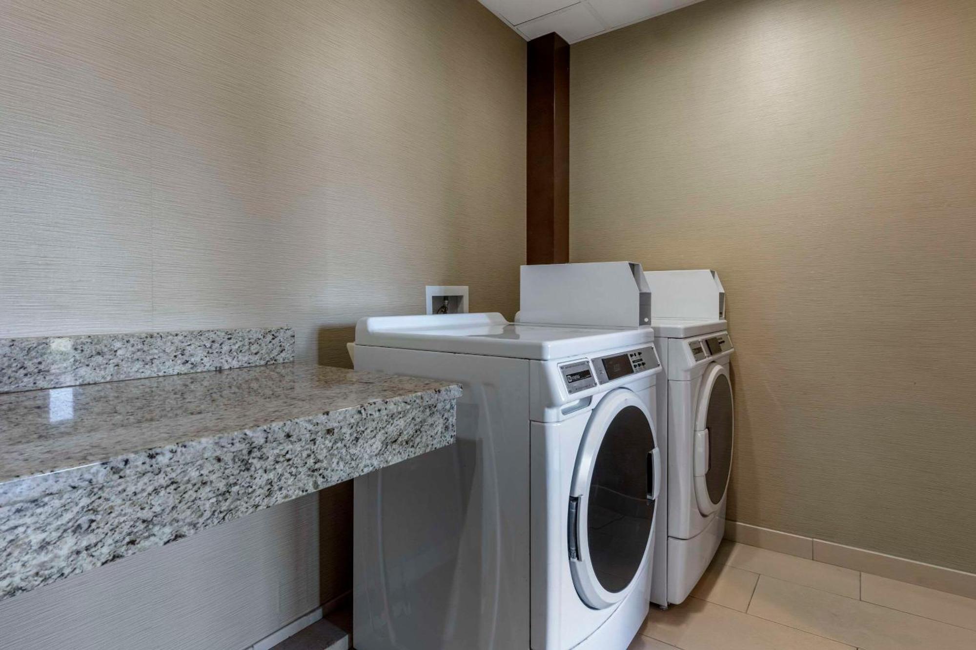 Comfort Suites Bridgeport - Clarksburg Esterno foto